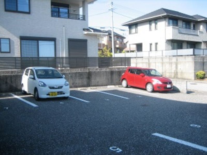 レオパレスプリマベーラ 駐車場