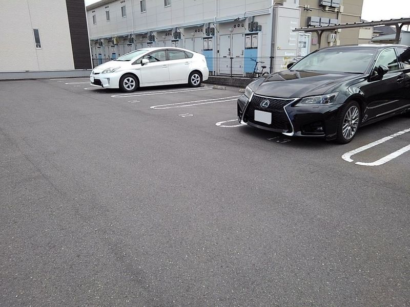 レオネクストミルアージュ 駐車場