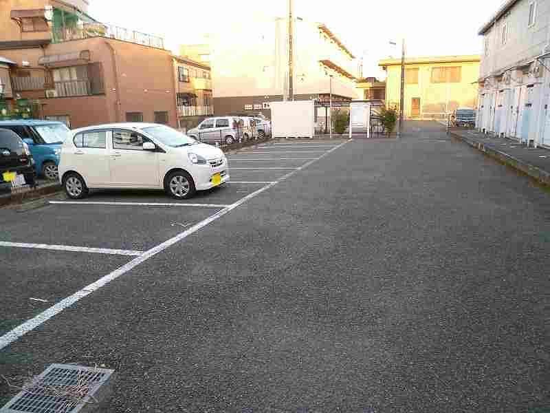 レオパレスリバーサイド本町 駐車場