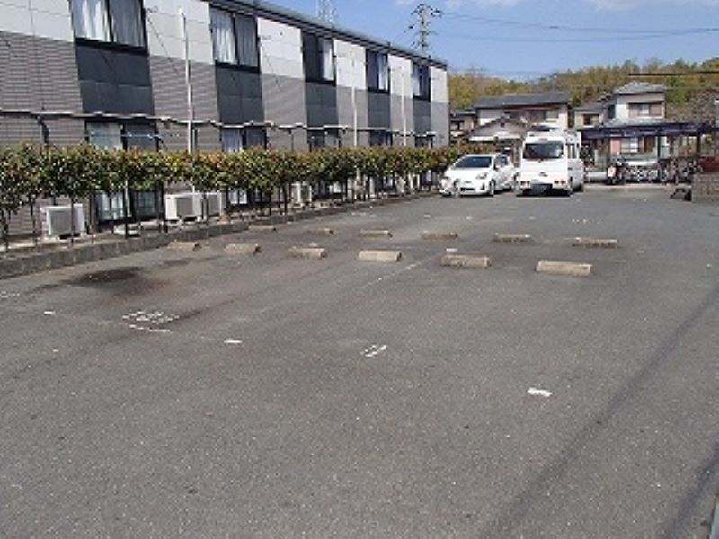 レオパレスグレイス上津 駐車場