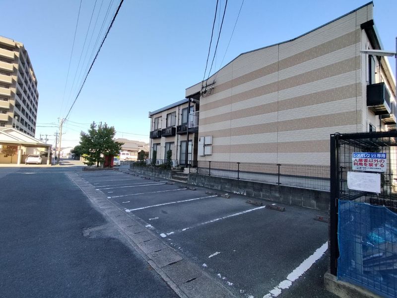 レオパレス西原 駐車場