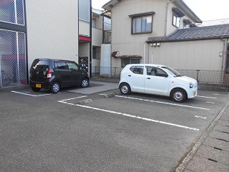 レオパレスオーパス 駐車場