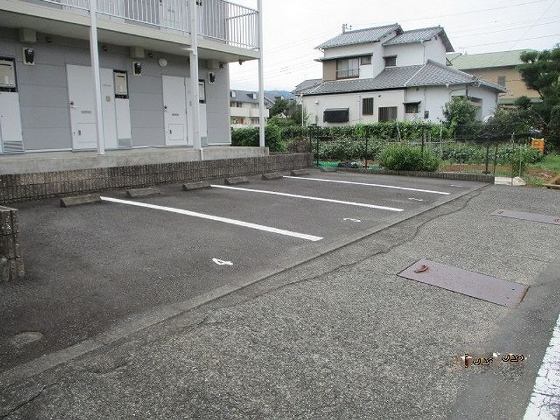 レオパレスアスティー 駐車場