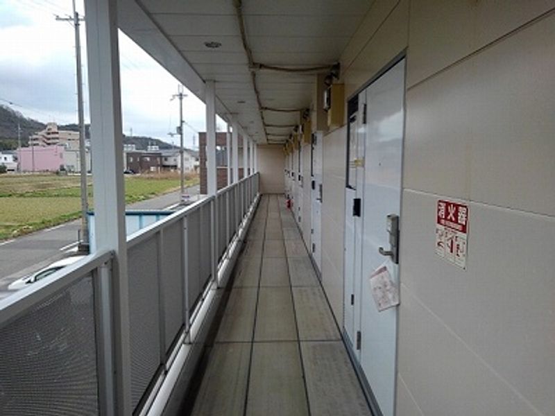 レオパレス翼 玄関