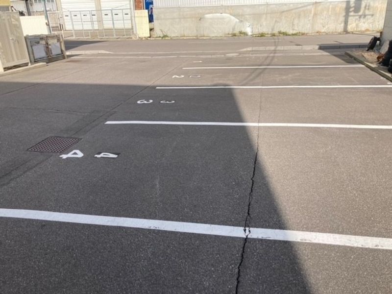 レオパレスＫＩＮＡＭＩ 駐車場
