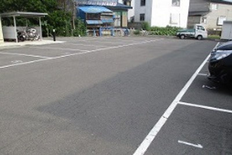 レオパレスアズール 駐車場