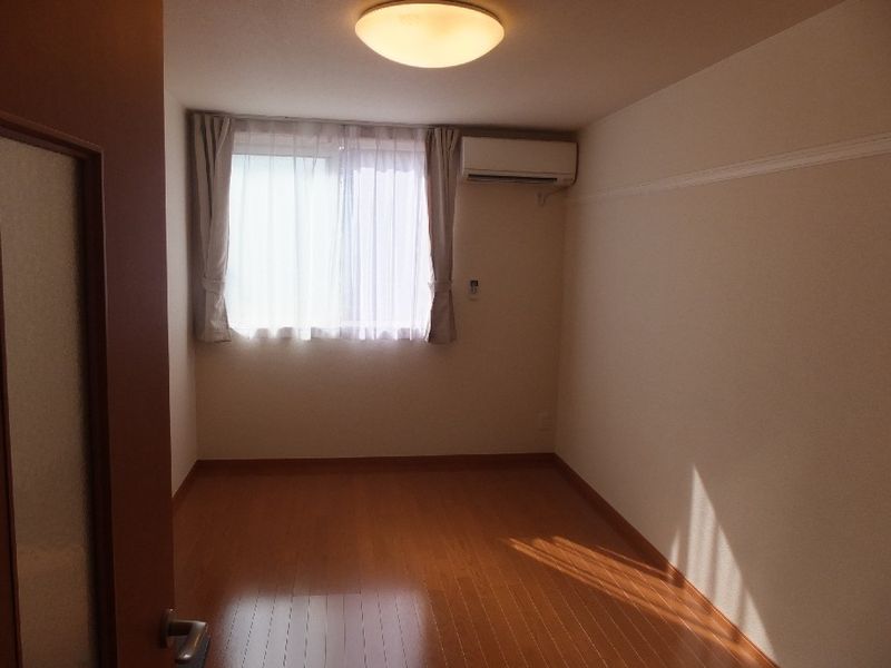 レオパレス里 居間