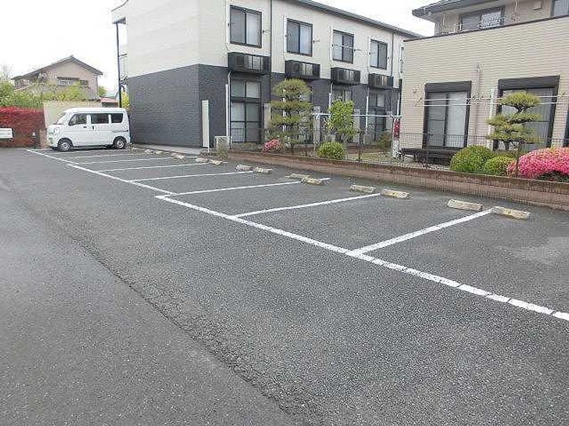 レオパレスハート 駐車場