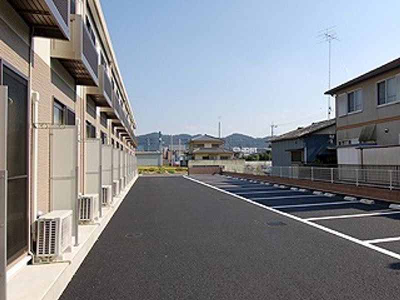 レオネクストロゼット 駐車場