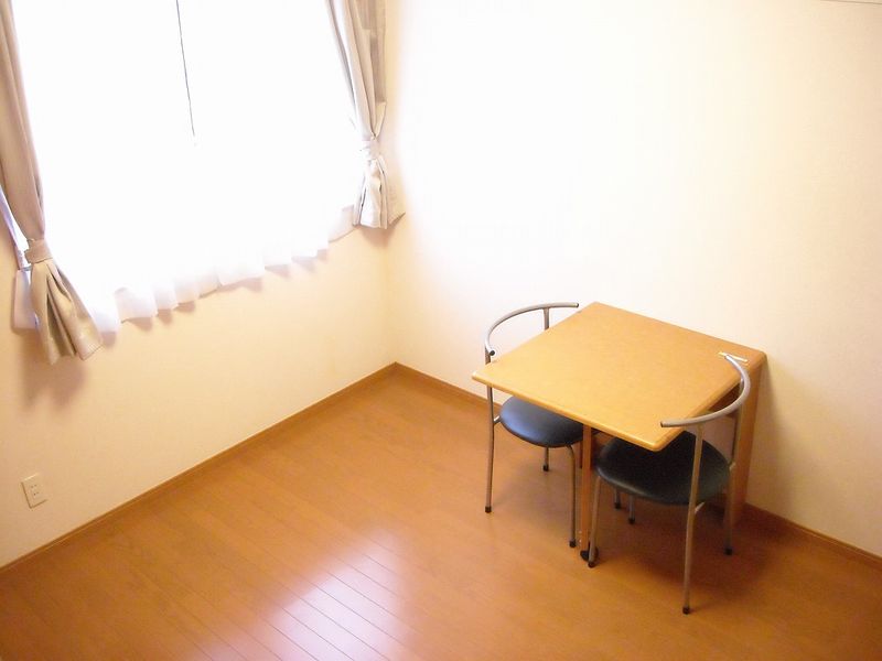 レオパレスＲＵＨＥＮ　ＨＥＩＭ 居間