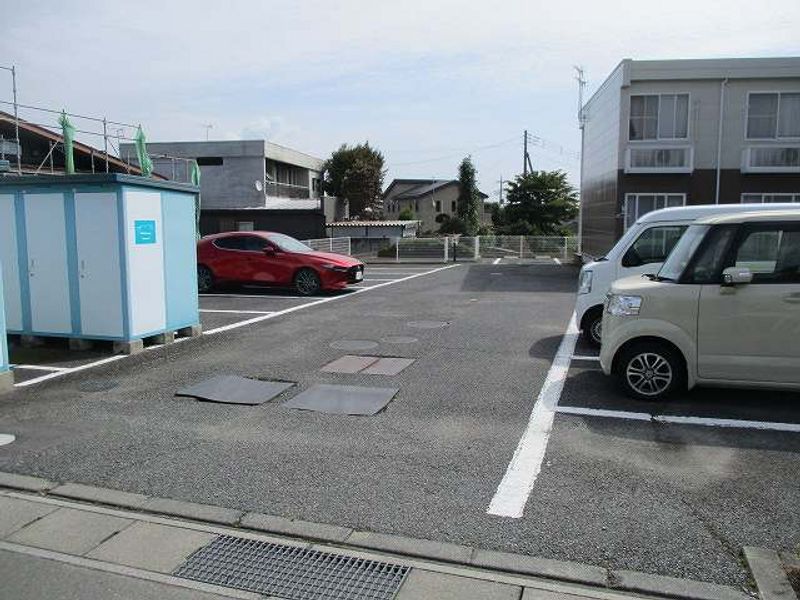 レオパレスコンフォール 駐車場
