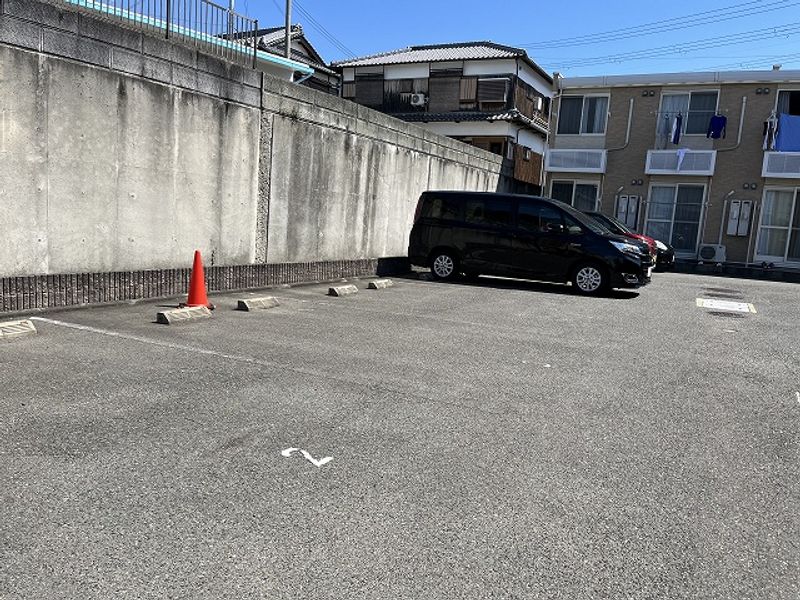 レオパレスひまわり 駐車場