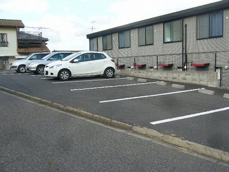 レオパレスシャルム 駐車場