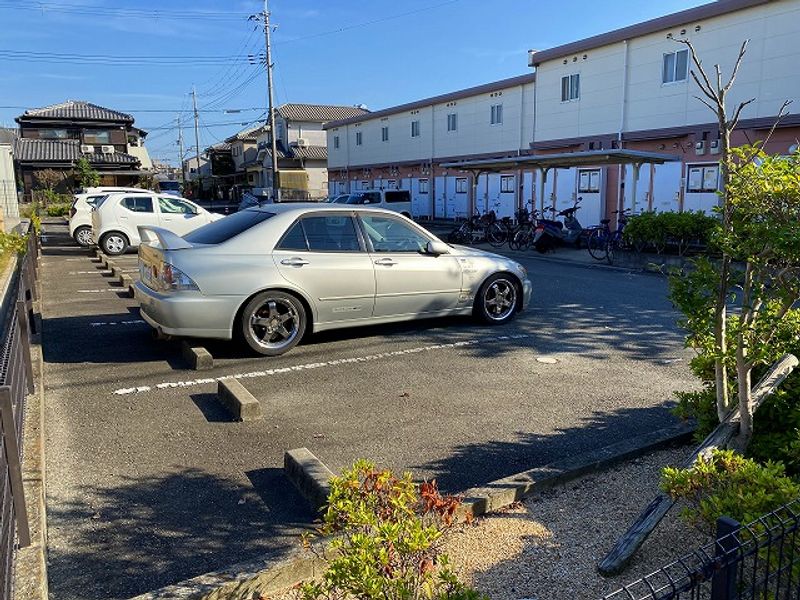 レオパレスエコハウス華園 駐車場