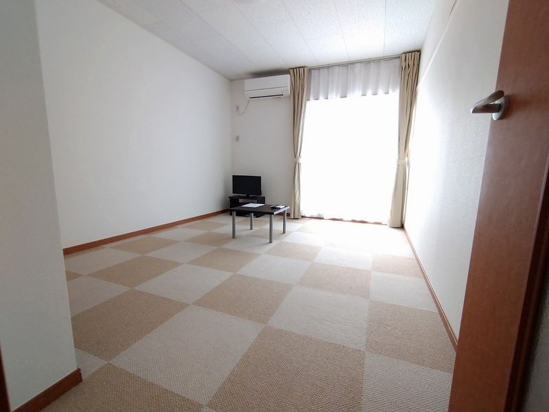 レオパレス三田 居間