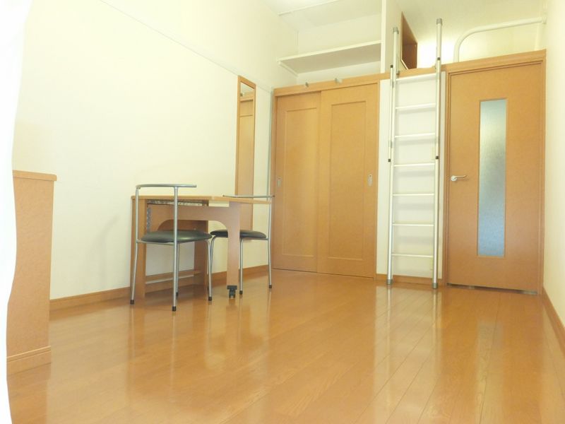 レオパレス南笹口 寝室