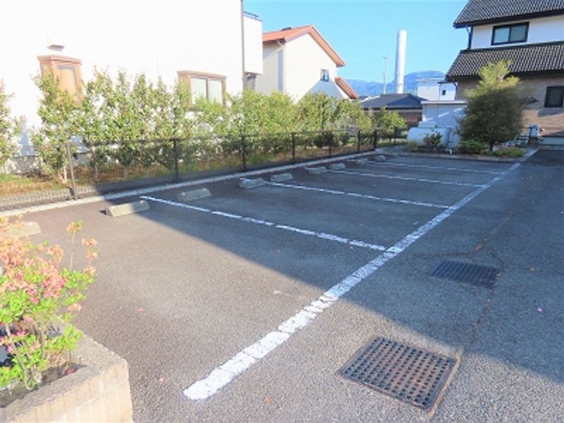 レオパレスパインヒル 駐車場