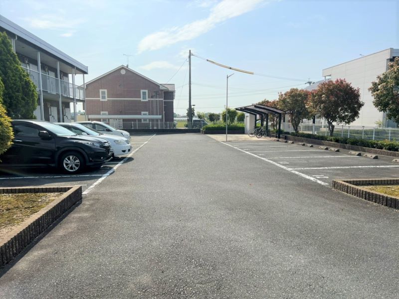 レオパレスチャムプレイス 駐車場