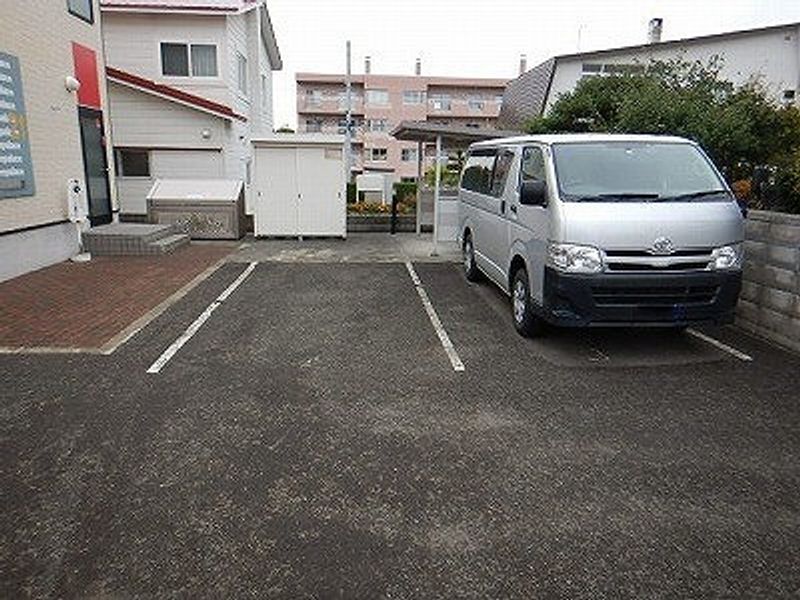 レオパレスナカマチ 駐車場