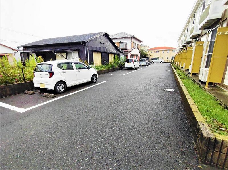 レオパレスエトワール 駐車場