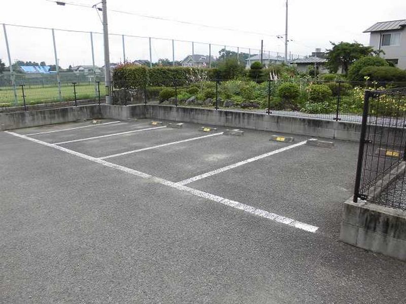 レオパレス城南荘 駐車場