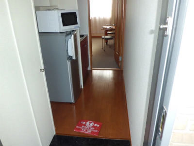 レオパレスナインティーン 玄関