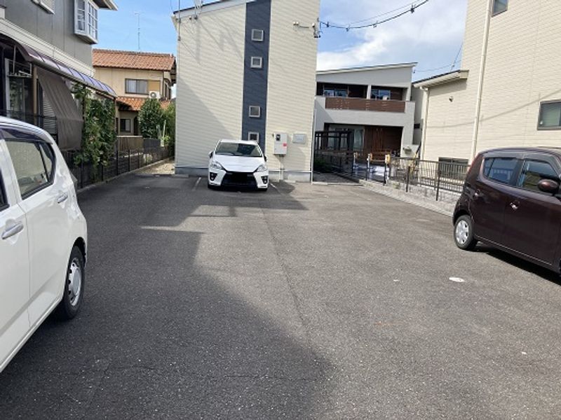 レオネクストラウール 駐車場