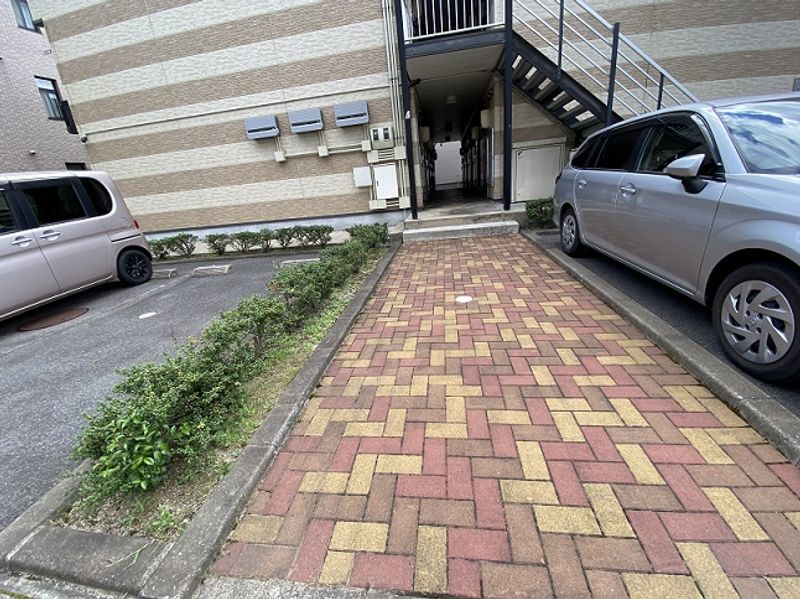レオパレスタカス エントランス
