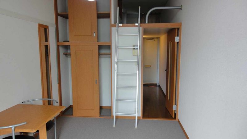 レオパレスフォレット湘南 居間