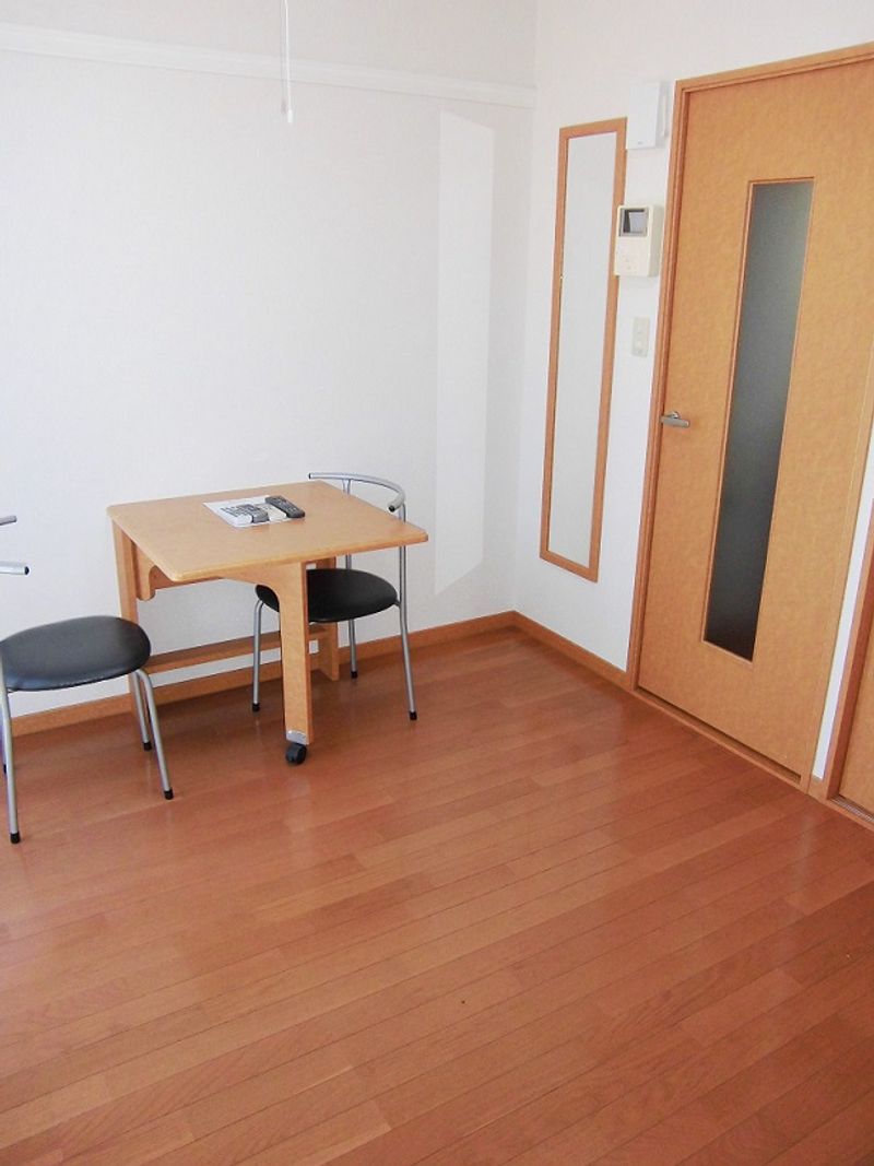 レオパレス東戸塚クリエ 居間