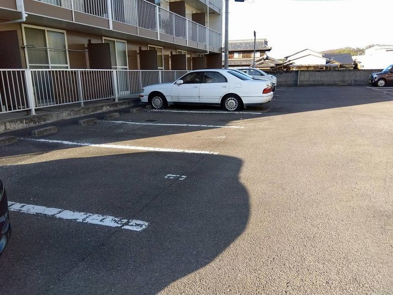 レオパレス川添 駐車場