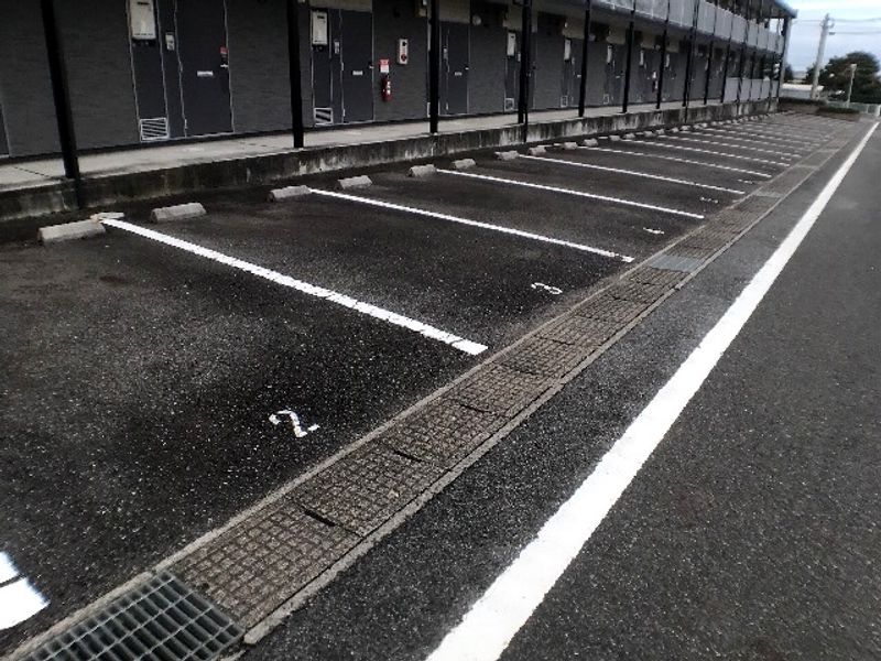レオパレスファミリア 駐車場