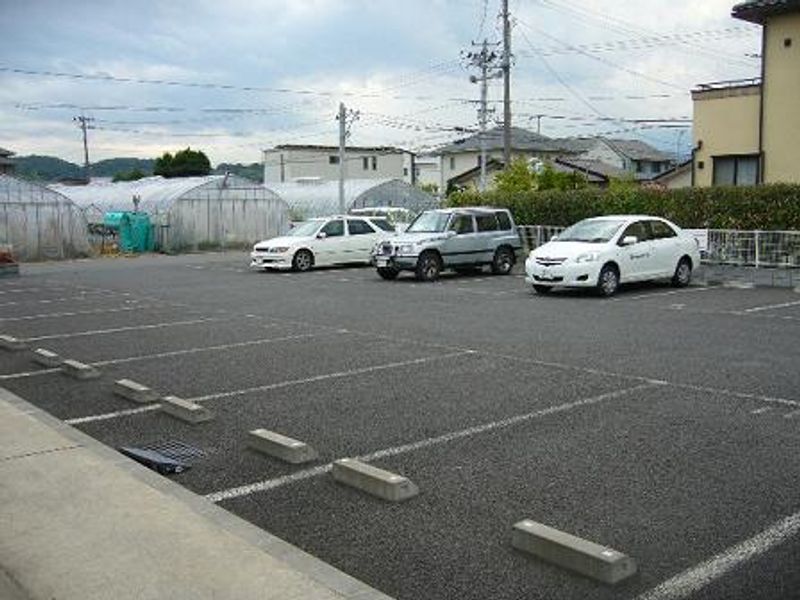 レオパレス椿舘 駐車場
