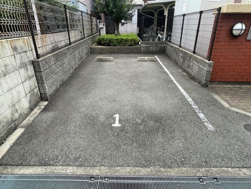 レオネクスト南花屋敷 駐車場