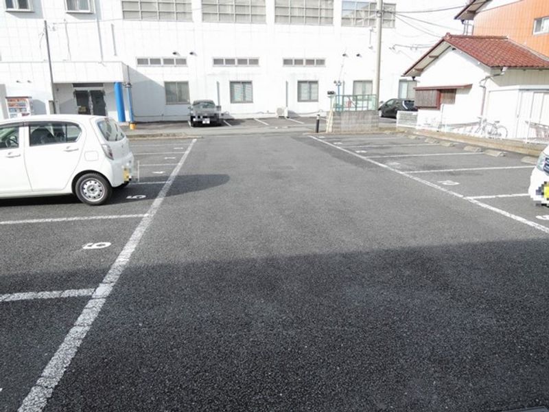 レオパレスフォルトソム 駐車場