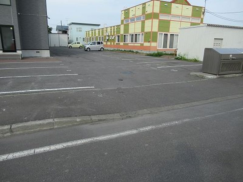 レオパレスイーズ旭川 駐車場