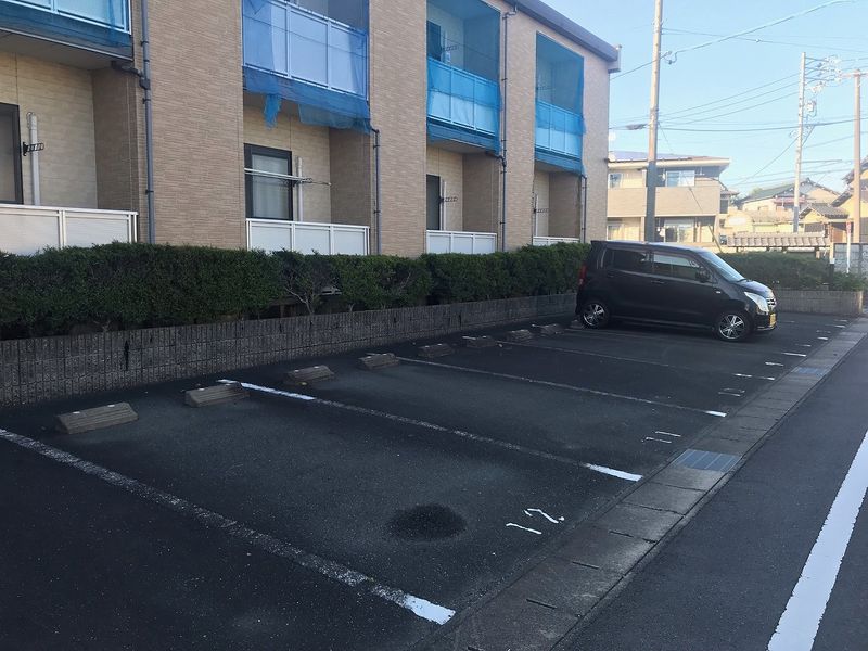 レオパレスサードなわて 駐車場