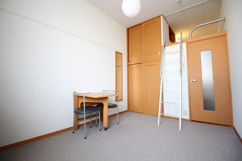 レオパレスサントネ 居間