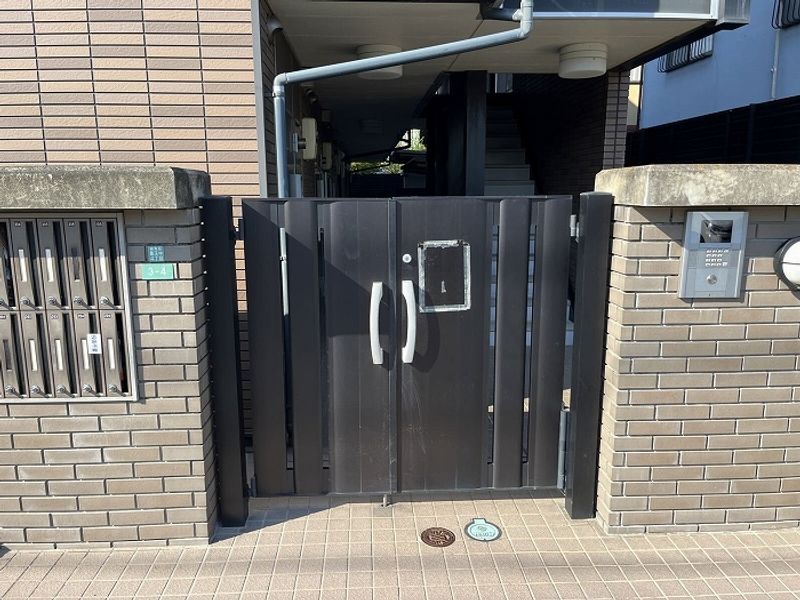 レオパレスアークハウス エントランス