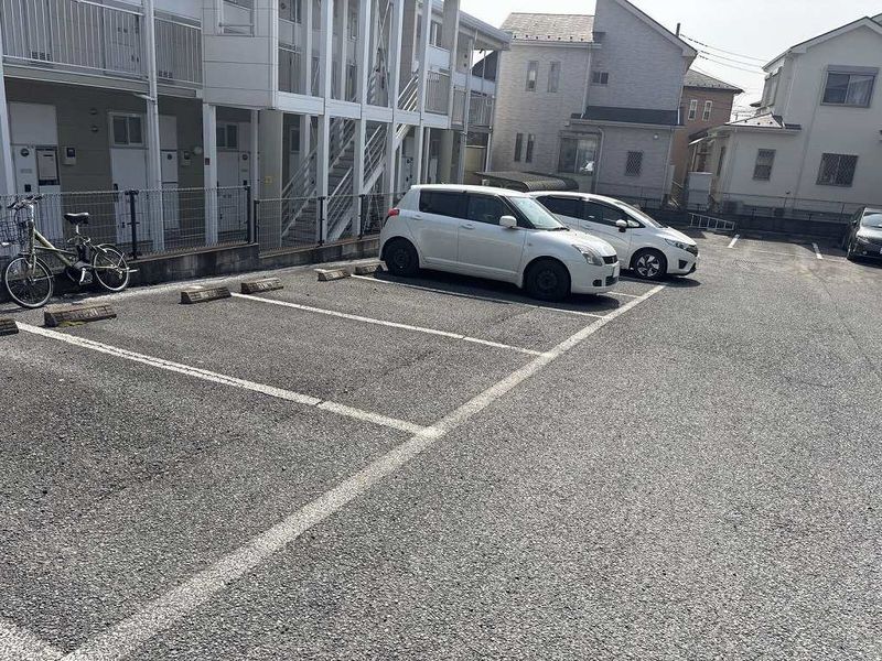 レオパレスかなめ２ 駐車場