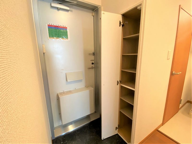 レオパレスさそら 玄関