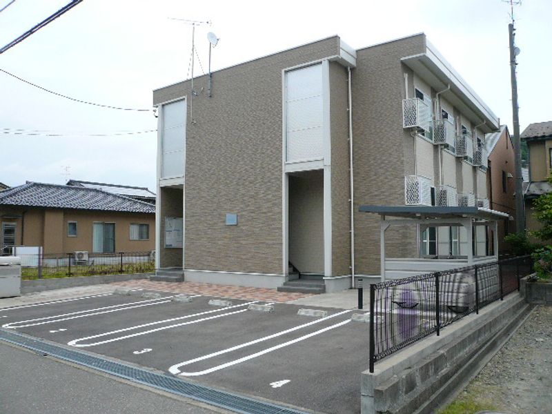 レオパレスコンプリメンティ 駐車場
