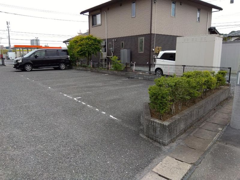 レオパレスアコンティオス 駐車場