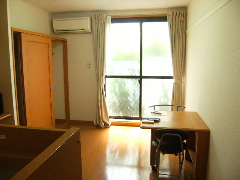 レオパレスコンフォール石脇３ 居間