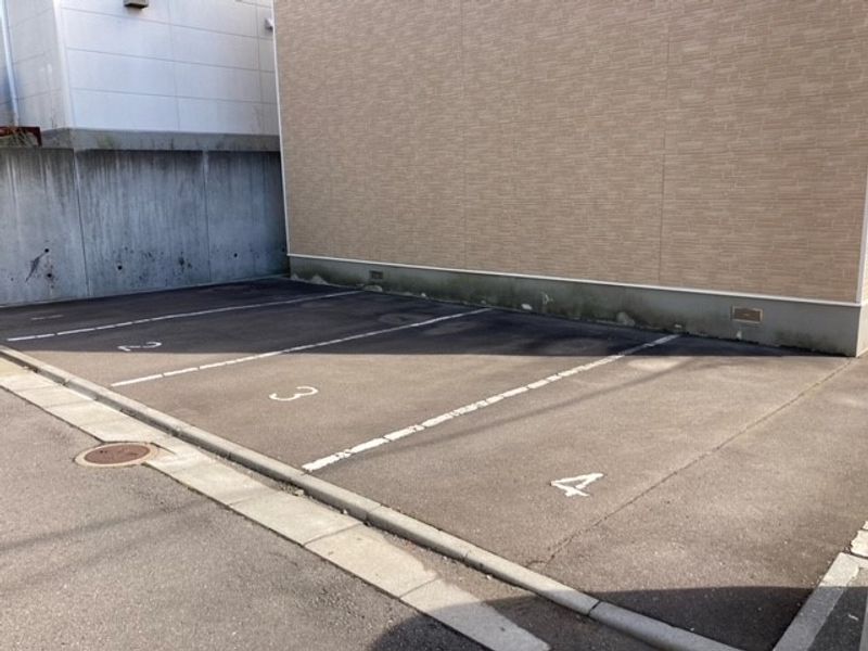 レオパレスドミール湯川Ⅱ 駐車場