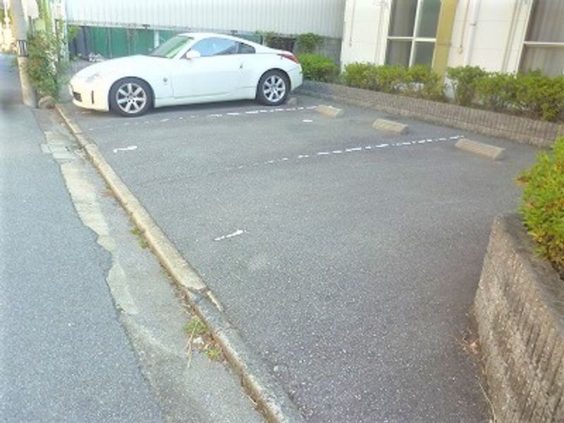レオパレス北条口 駐車場