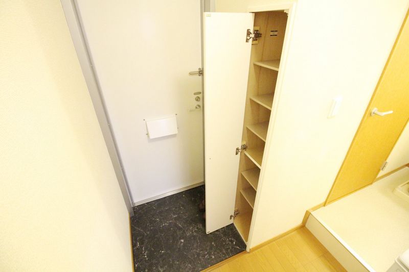 レオパレスフェリーチェ壱番館 玄関