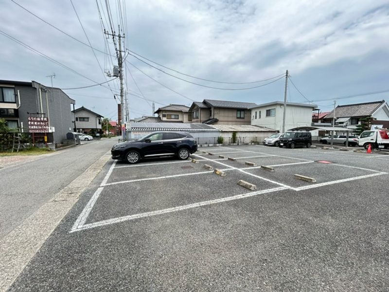 レオパレスハピネス安中 駐車場
