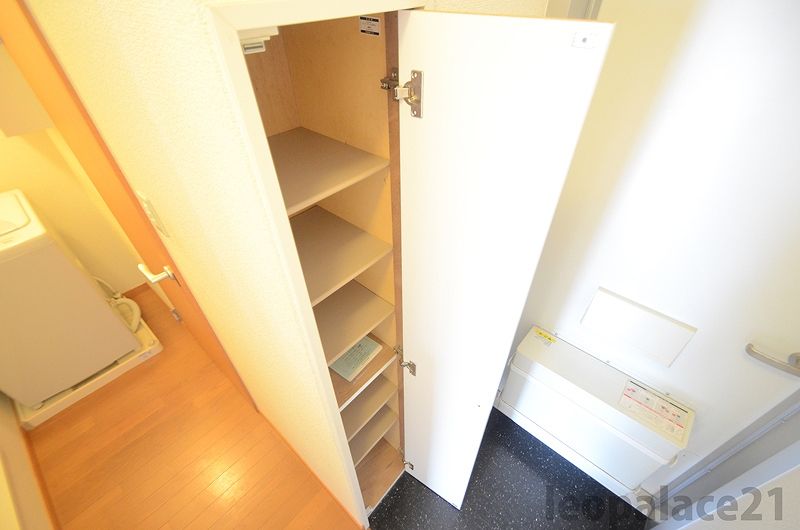 レオパレスチェリーロード 玄関