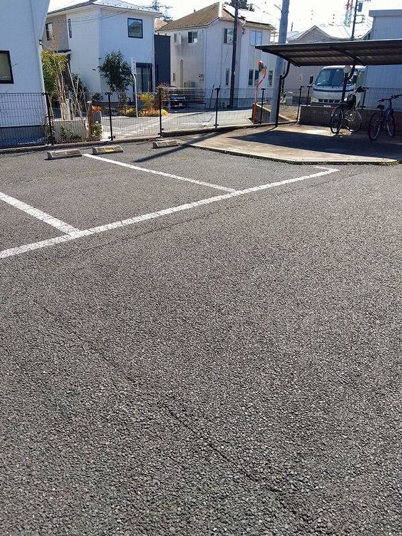 レオパレスシティーＥ 駐車場